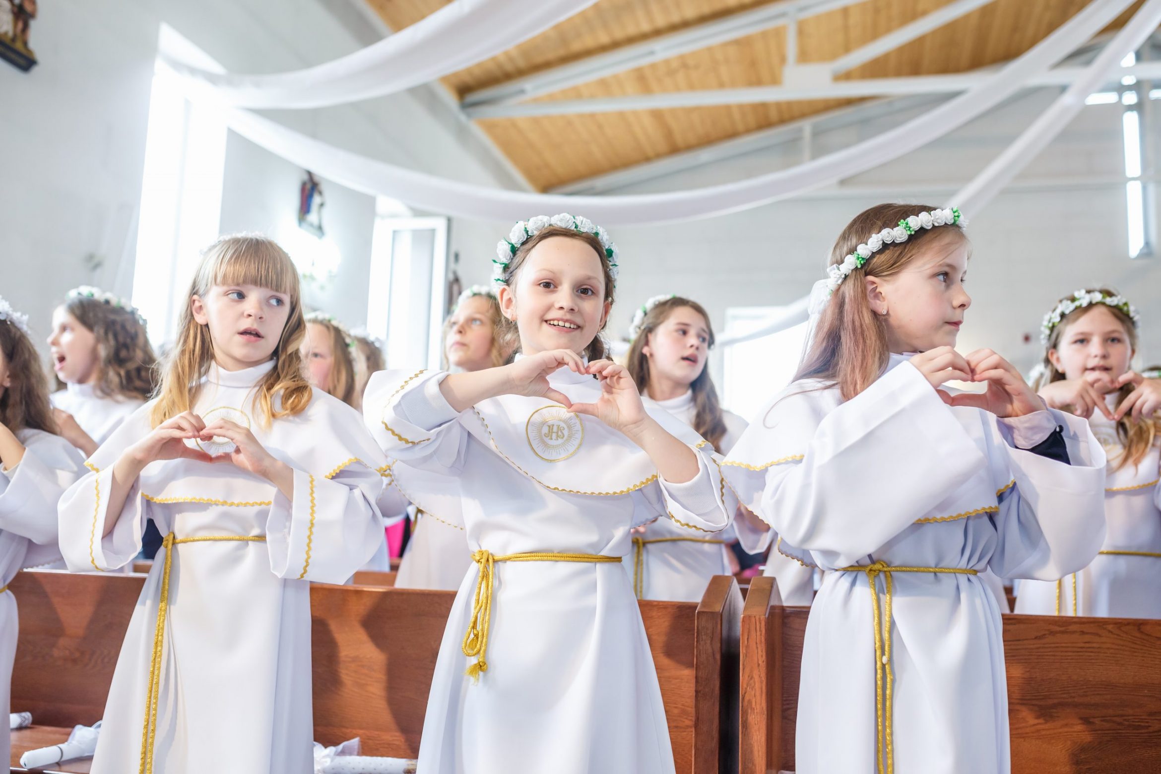 grodno-bialorus-maj-2019-male-dzieci-w-kosciele-katolickim-czekaja-na-pierwsza-komunie-eucharystyczna-aniolki-w-bialych-szatach-scaled.jpg